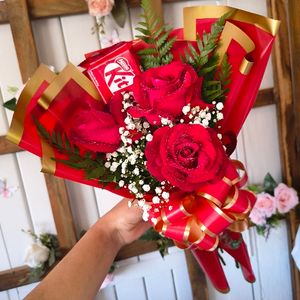 imagem do produto Buquê 03 rosas + 01 Kit Kat