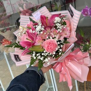 imagem do produto Buquê 03 rosas ( rosa claro ) + Lírios rosa  | Estilo Coreano | Clássico e delicado | Edição limitada  