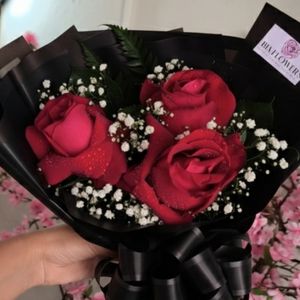 imagem do produto Buquê 03 rosas vermelhas - embalagem Black dark