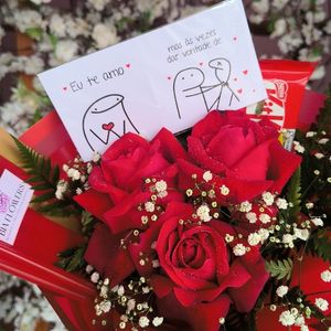 imagem do produto Buquê Flork - 03 rosas vermelhas+ kit Kat " eu te amo mas as vezes dá vontade de .... "