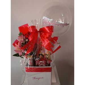 imagem do produto Box super luxo ( arranjo de flores / balão transparente personalizado/ Ferrero Rocher / 02 kit Kat / 02 Nutella b-ready) nome personalizado na box , você pode alterar a cor da personalização/