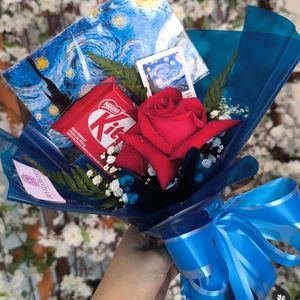 imagem do produto Van Gogh uma rosa solitária luxo + foto do Van Gogh + kit Kat 💙