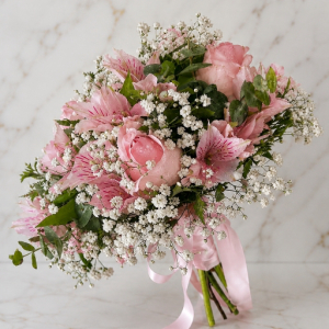 imagem do produto Buquê clássico civil - 03 rosas rosé e astromélias rosa  ( pequeno )