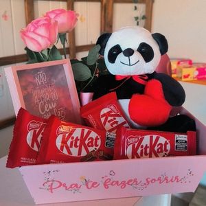 imagem do produto Cesta especial - para te fazer sorrir ( Urso / kit Kat/ porta retrato/ conjunto de rosas naturais  )