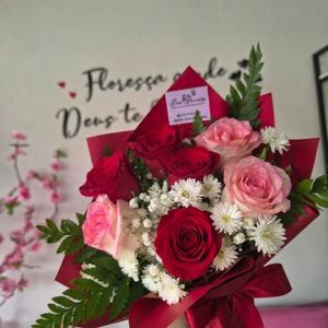 imagem do produto Buquê de 8 rosas ( vermelha e rosa ) 