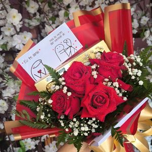 imagem do produto Buquê Flork - 04 rosas vermelhas+ Ferrero Rocher com 8 unidades+ placa flork " eu te amo mas as vezes dá vontade de .... "