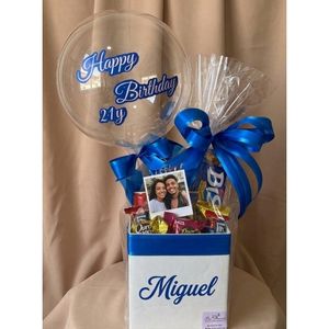 imagem do produto Box luxo quadrada |  Ruffles/ bis / coca refrigerante/ chocolates lacta/ cartão personalizado+ Foto Polaroid+ balão transparente ( acompanha personalização na box e no balão favor enviar a escrita na caixa de observação para a preparação da personalização) 