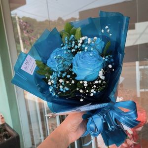 imagem do produto Buquê luxo com 03 rosas azul