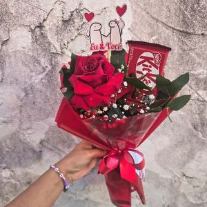 imagem do produto Mine Buquê 01 Rosa luxo vermelha + kit Kat | Tag do casal de flork Eu & Você coração 