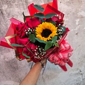 imagem do produto Buquê 05 rosas vermelhas e girassol