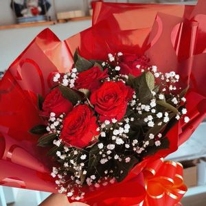 imagem do produto Buquê classico 05 Rosas vermelhas 