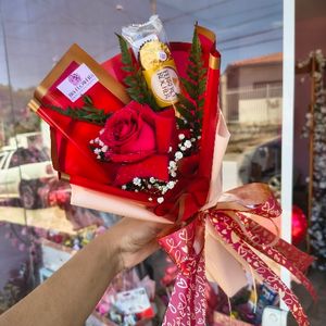 imagem do produto Buquê Luxo 01 rosa vermelha + Ferrero Rocher com 03 unidades