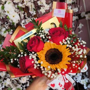 imagem do produto Buquê com 03 rosas vermelhas , Ferrero Rocher e 1 girassol