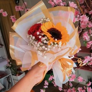 imagem do produto buquê luxo girassol + rosa natural vermelha