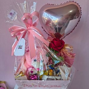imagem do produto Cesta especial " pra te fazer sorrir " ( urso + chocolates lacta variados + caneca gratidão com arranjo especial 01 rosa vermelha natural + balão de coração)
