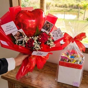 imagem do produto Combo especial ( Buquê 2 rosas vermelhas + balão de coração+02 fotos Polaroid + placa eu te amo + placa feliz dia dos namorados +  box caixinha com chocolates lacta ) ( vermelha)