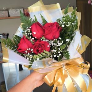 imagem do produto Buquê 04 Rosas especial tradicional - Embalagem Branca 