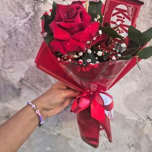 imagem do produto Mine Buquê 01 Rosa luxo vermelha + kit Kat  - cópia