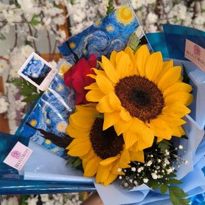 imagem do produto Buquê de 02 girassol + 01 rosa vermelha+ 02 placas de van Gogh + Mine placa de van Gogh