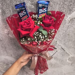 imagem do produto Mine Buquê Luxo - 02 Rosa Natural Vermelha + 02 bis mais  -  embalagem vermelha 