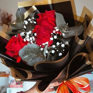 imagem do produto Buquê Top Black com 3 rosas vermelhas 