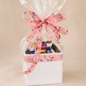 imagem do produto Box branca e rosa com chocolates variados 