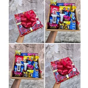 imagem do produto Box recheada de chocolates ( Caixa de lacta , kit Kat , 02 barra de chocolate + Bis) embalagem sofisticada com laço luxo .