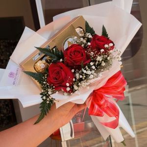 imagem do produto Buquê luxo com 03 rosas + Ferrero Rocher | Embalagem branca