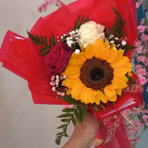 imagem do produto Buquê 01 girassol+ 01 rosa vermelha+ 01 rosa branca