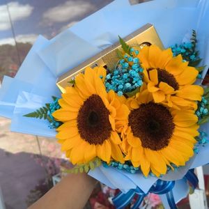 imagem do produto Buquê com 03 Girassol + Ferrero Rocher ( embalagem azul claro )