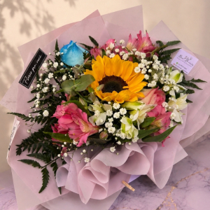 imagem do produto Buquê mix colorido - ( girassol 🌻/ Alstromelias/ rosa azul e rosa rose )