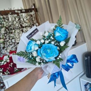 imagem do produto Buquê lançamento - 03 rosas azul - embalagem branca  