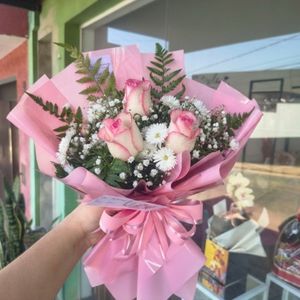 imagem do produto Buquê clássico luxo 03 rosas cor rosa claro 