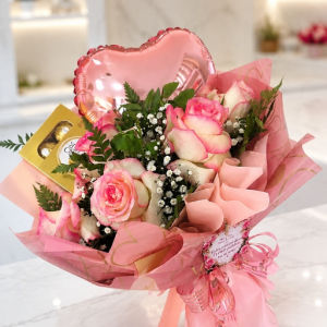 imagem do produto Buquê Amoré - 05 rosas rosa + Ferrero Rocher com 8 unidades+ balão de coração  