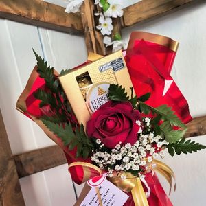 imagem do produto Buquê 01 rosas + Ferrero Rocher com 04 unidades 