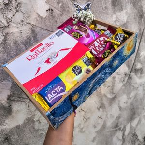 imagem do produto BOX LUXO VAN GOGH ( CAIXA DE RAFFAELLO , 02 BARRA DE CHOCOLATE LACTA , KITKAT , BOMBONS E UM MINE ARRANJO EM MOSQUITINHO .