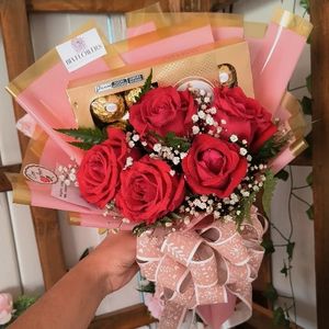 imagem do produto Buquê clássico de cinco rosas vermelhas | Ferrero Rocher| Embalagem rosé