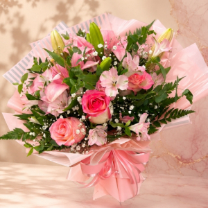 imagem do produto Buquê 05 rosas ( rosa claro ) + Lírios rosa | Estilo Coreano | Clássico e delicado | Edição limitada