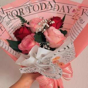 imagem do produto Buquê 05 rosas ( vermelhas e rosa claro ) estilo coreano de jornal | Clássico e delicado | Edição limitada