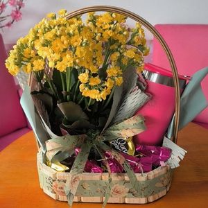 imagem do produto Cesta especial ( kalandiva amarela / copo Stanley/ chocolates )