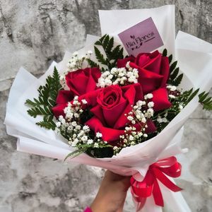 imagem do produto Buquê romântico 03 rosas embalagem branca - ( Queridinho delas)