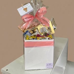 imagem do produto Box luxo com chocolate variados e Ferrero Rocher 