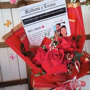 imagem do produto Buquê com 04 Rosas + Foto de jornal personalizado com nome e data do dia 