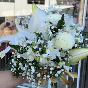 imagem do produto Buquê Clássico noiva com 01 lirio branco + astromélias+ 03 rosas brancas + botões de lírios + gipsofila 