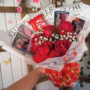 imagem do produto Buquê luxo 05 rosa vermelha luxo + 04 fotos + 01 kit Kat ( embalagem branca ) 