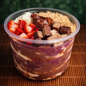 imagem do produto Açai bliss  litro  - Leite em pó - Leite condensado  - Paçoquinha  - Morango fresco - Bis preto em todas as camadas  - Nutella em baixo e em cima