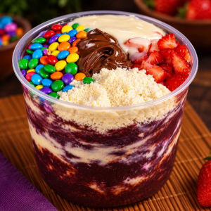 imagem do produto Açai da felicidade - Leite em pó - Leite condensado - Confete - Morango - Creme de ninho todas as camadas - Nutella ( vai em baixo e em cima )