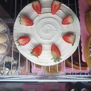 imagem do produto Fatia de Torta recheio ninho com geleia de morango e chocolate 