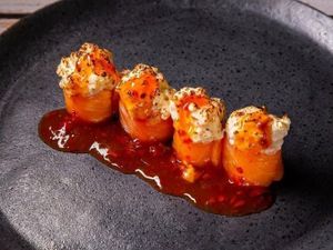 imagem do produto 08 Jhou  salmão maçaricado com cream cheese e geleia com leve toque de pimenta