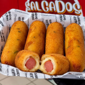 imagem do produto Enroladinho de salsicha com queijo (Macaxeira)